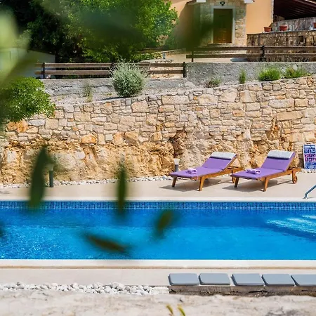 Luxury On Spacious Private Villa