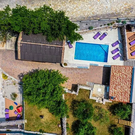 Luxury On Spacious Private Villa