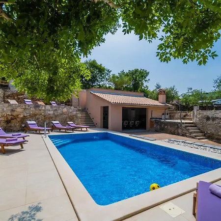 Luxury On Spacious Private Villa