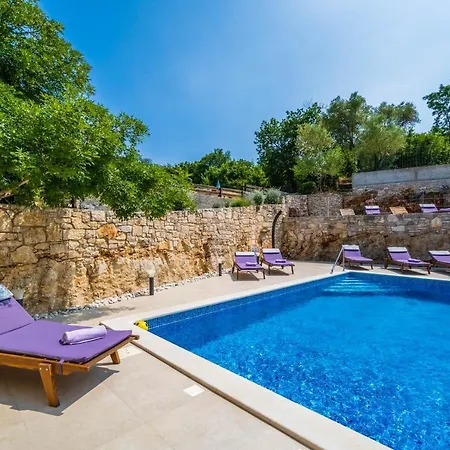 Luxury On Spacious Private Willa