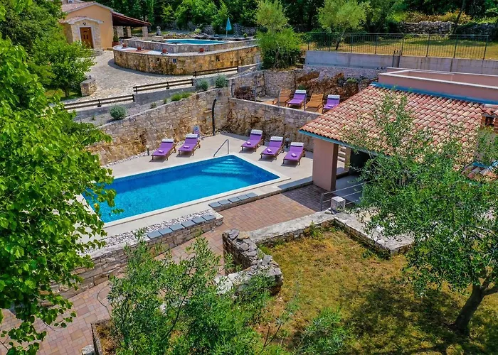 Luxury On Spacious Private Villa
